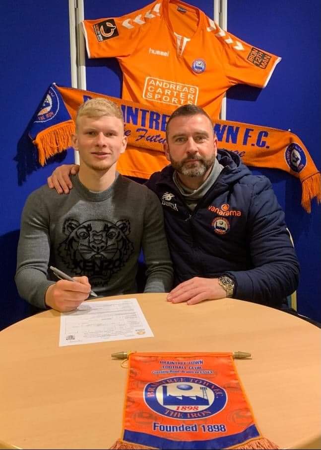 📝 Gabriel Piorkowski signs on!

The midfielder made his debut against Billericay Town in the FA Trophy and has signed on for the 2021/22 season!

#COYI #GabrielStays #RyanMaxwellsIronArmy