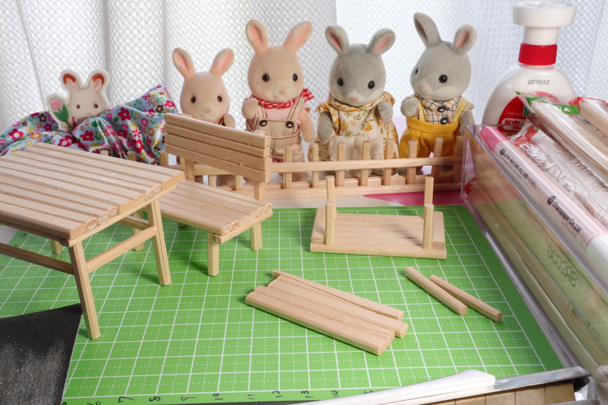 こっこ ﾟ 割り箸をたくさん貰ったので工作 椅子とテーブル作ってる シルバニアファミリー 割り箸工作 T Co Zisecpmikk Twitter