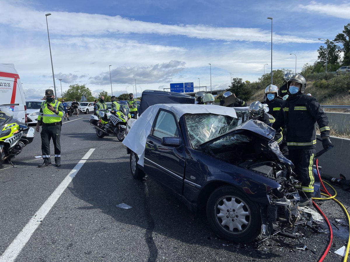 112cmadrid's tweet photo. Accidente de tráfico en la #M50 km. 80 a la altura de #Majadahonda. 
#SUMMA112 ha confirnado el fallecimiento de dos 2 personas tras impactar frontalmente los vehículos que conducían. 
#BomberosCM ha tenido que extraer los cuerpos. @guardiacivil se encarga de las investigaciones. https://t.co/QgRkNJCS2L