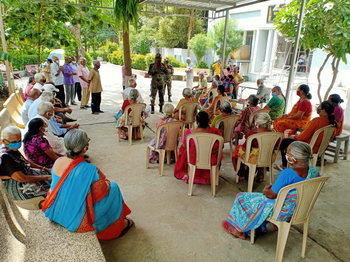 DefencePRO_Guj's tweet photo. The cadets spent time with all residents &amp; organised a brief cultural activity program including local ethnic songs by residents themselves thus contributing to their emotional health. 👏👏👏

@CMOGuj
@HMOIndia @PS_HFWD_GUJ @MoHFW_GUJARAT @abpasmitatv @RuralGujarat @DeshGujarat https://t.co/0h0m2dSD99