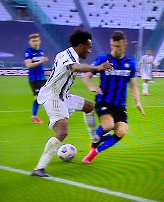 Maurizio Pistocchi On Twitter Supermoviola Juve Inter 2 T 87 Contatto Cuadrado Perisic Che Calvarese Valuta Fallo Di Perisic Senza Che Il Var Irrati Chiami L Arbitro Alla Ofr Rigore Inesistente Https T Co Ujcbtjkx7d