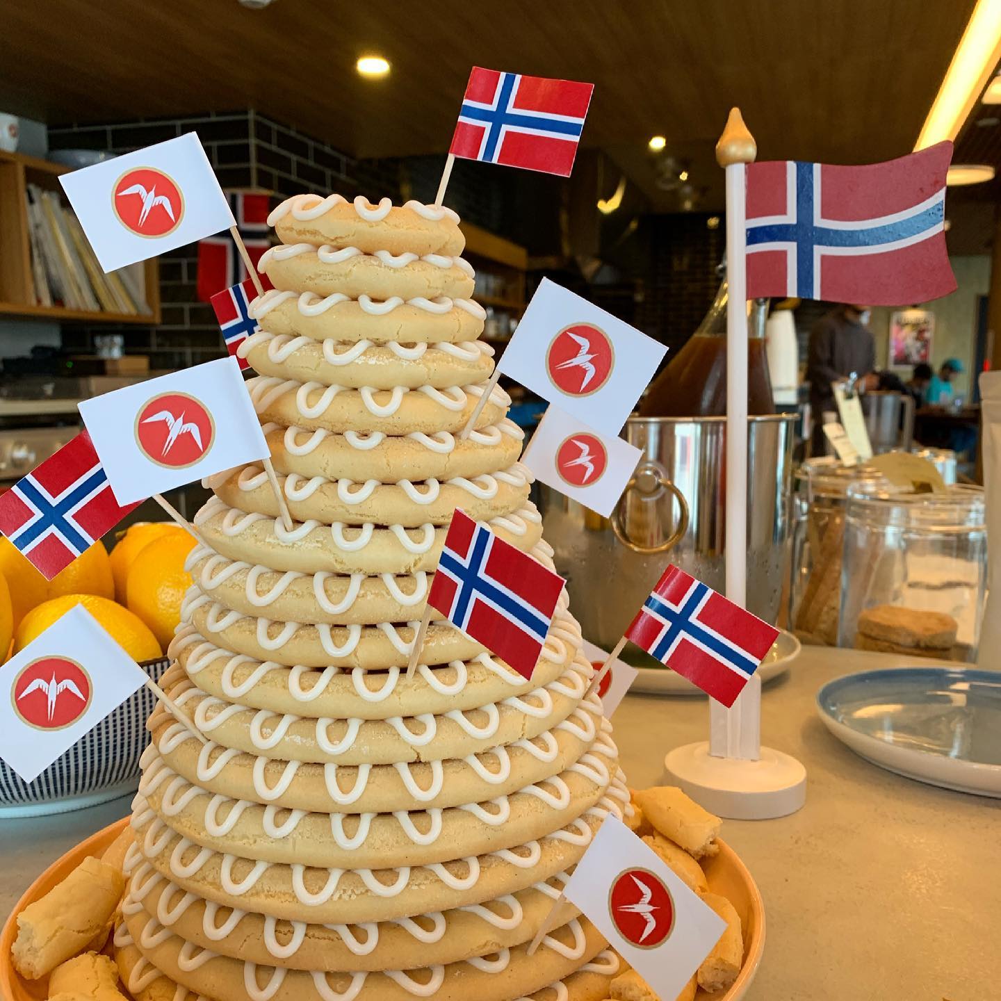 Fuglen Asakusa 明日5月17日はノルウェーのナショナルデー オスロの街では民族衣装を身にまとい 国旗をもってパレードが行われます フグレンでは例年 クランセカーケ というノルウェーのお祝い時に登場する マジパンのお菓子 写真のお菓子です