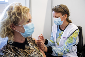 Mensen geboren in 1963 en 1964 kunnen nu online een afspraak maken voor een vaccinatie. Dit kan via coronavaccinatie-afspraak.nl. Het gaat om 400.000 personen die hierdoor versneld aan de beurt zijn voor een vaccinatieafspraak. Het is niet nodig om op de uitnodigingsbrief te wachten.