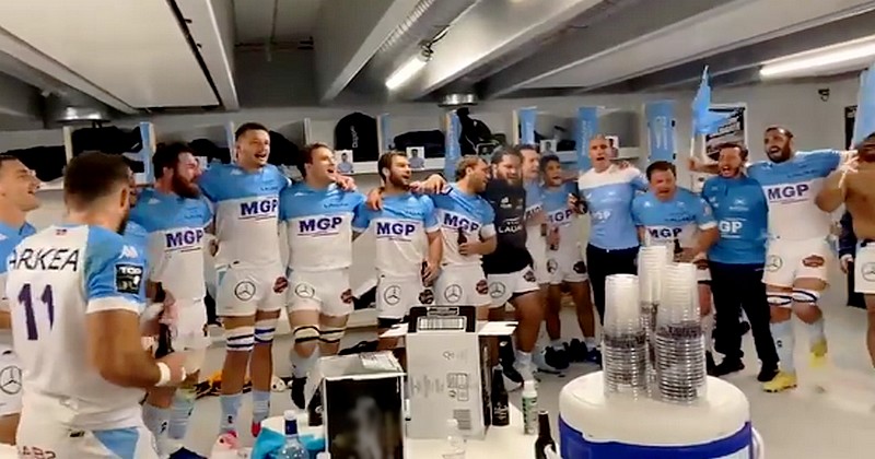 LeRugbynistere's tweet photo. VIDÉO. Top 14. Le superbe chant de l'espoir a résonné dans les vestiaires bayonnais ⏩ https://t.co/dP4vJiWlwJ @avironrugbypro https://t.co/CDK2g23jN8