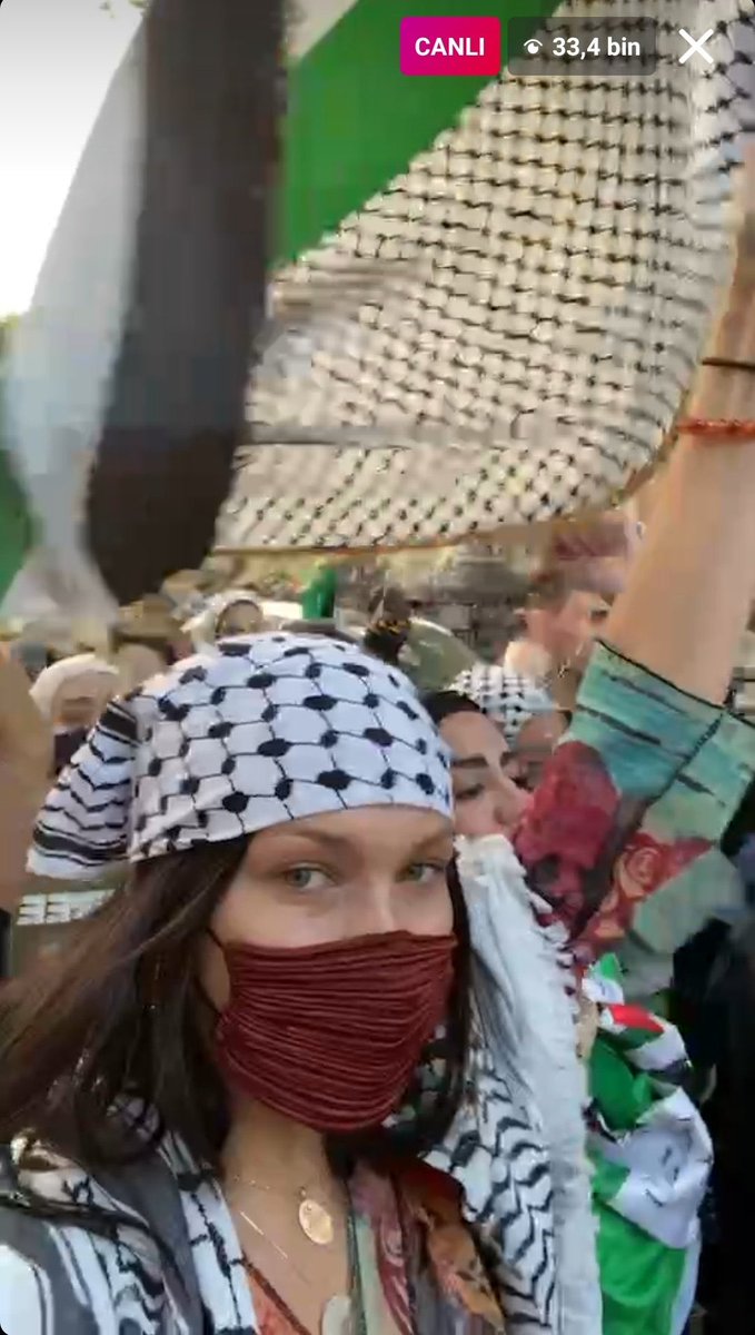 seymahbub's tweet photo. bella hadid amerikada filistin için yapılan yürüyüşe katılmış. dünya çapında samimiyetine inandığım tek ünlü olabilir. bizimkiler her şeyi örnek aldıkları gibi bunu da alır mı? sanmam. https://t.co/nWh9RDm0o2