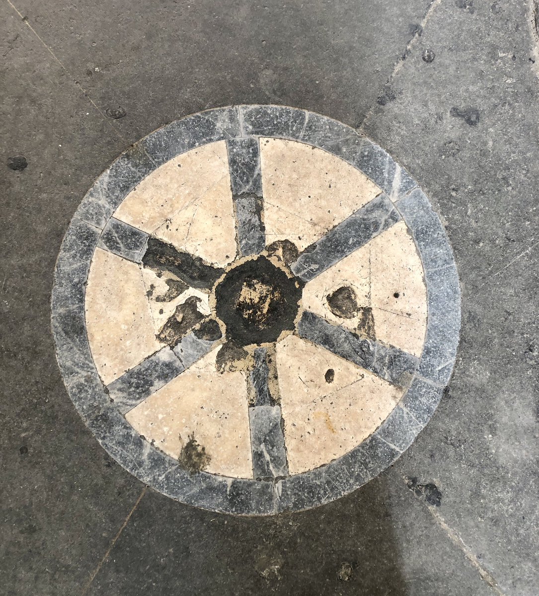luisannamesseri's tweet photo. Essere col culo per terra. A Firenze i debitori che non pagavano i loro debiti ne sapevano qualcosa... giù le braghe e botte di culo per terra davanti a tutti 🤟 😜🙌#pietradelloscandalo #sculo #firenze al Mercato del Porcellino https://t.co/Uz3F5lHfeo