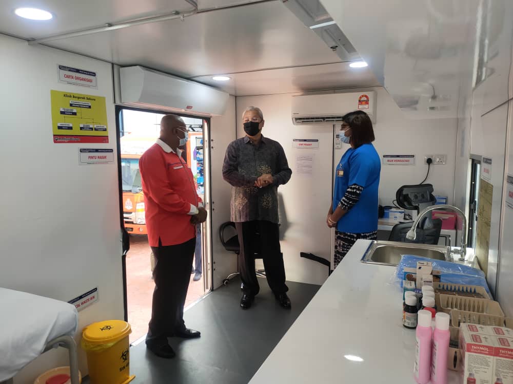 Saya cuba pohon kkm pertimbangkan MOBILE VACCINE TRUCKS utk kawasan tertentu DBKL.Saya sedia menawarkan 7-10 truck MYMEDIC <a href="/wilayah/">andy william</a> utk tujuan ini,jika di luluskan.Saya harap ia di pertimbangkan ..