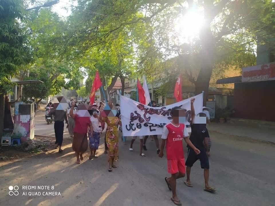 IrrawaddyNews's tweet photo. Nyaung-U defies dictatorship

Amid tighten security by junta forces, residents in Nyaung-U, #Mandalay Region took to the streets raising three-finger salutes, a symbol of protest against the military dictatorship, on Sunday morning.
(Photo: CJ)
#WhatsHappeningInMyanmar https://t.co/dPwCarDmI5