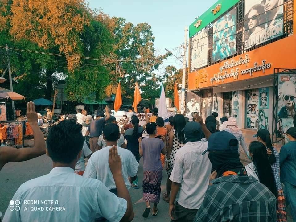 IrrawaddyNews's tweet photo. Nyaung-U defies dictatorship

Amid tighten security by junta forces, residents in Nyaung-U, #Mandalay Region took to the streets raising three-finger salutes, a symbol of protest against the military dictatorship, on Sunday morning.
(Photo: CJ)
#WhatsHappeningInMyanmar https://t.co/dPwCarDmI5