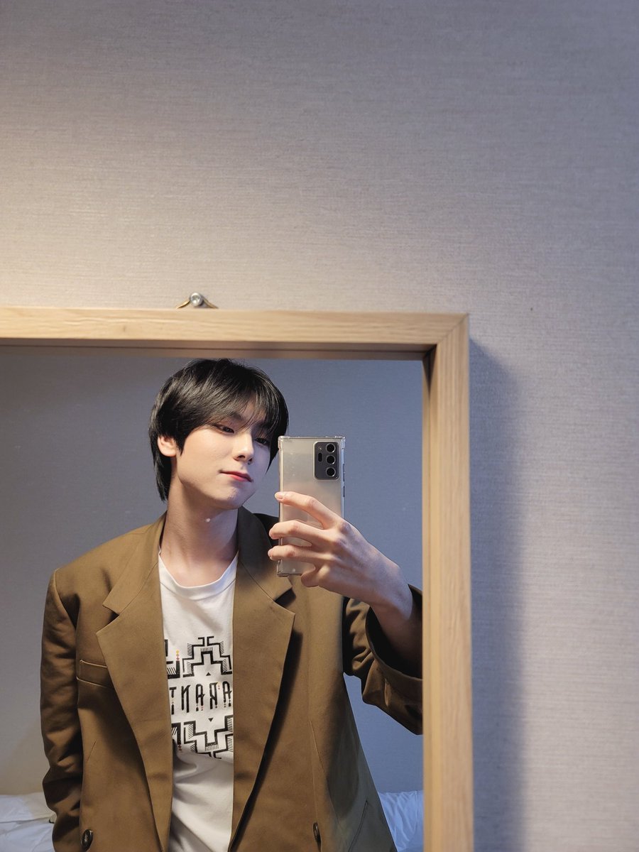 [#OX]

같은 사진같죠? 고개각도가 달라요 😉😆

#OMEGA_X #오메가엑스 #제현