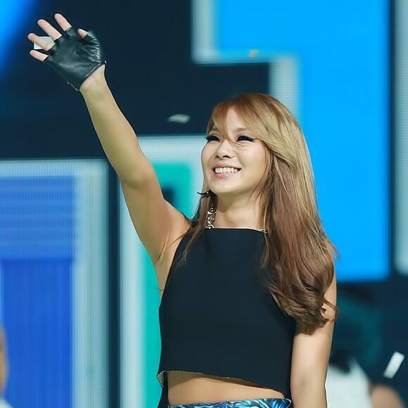 21HOURLY's tweet photo. her smile :( #CL #LEECHAERIN #리샤린 #2NE1 https://t.co/SnWTvxOalY