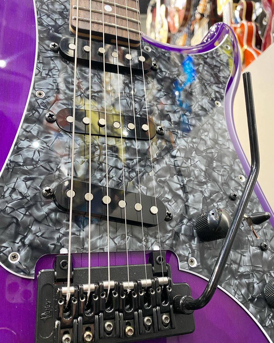 gakkicenter's tweet photo. #ヴィジェ より「Expert Classic Roc,#Vigier 2011 vibrato VEX6-CVCR3」が入荷しました!🇫🇷
カラーはクリアパープルで、アンバーピックアップ3発搭載!✊
#vigierguitars #expertmodel #amberpickups #clearpurple #ヴィジェギター #フランス製 #モダンビンテージ #パープルカラー #紫 https://t.co/srB1h8aRZt