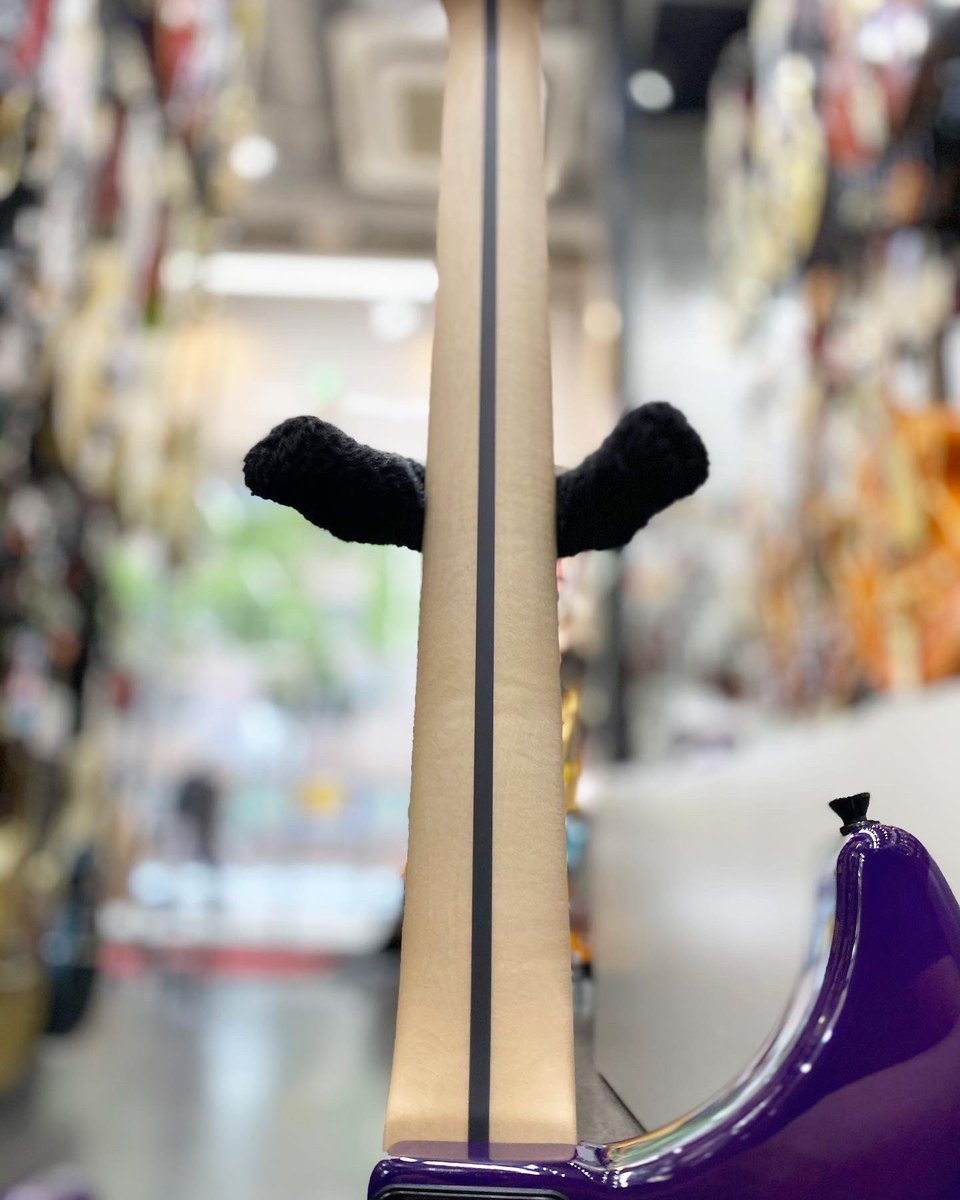 gakkicenter's tweet photo. #ヴィジェ より「Expert Classic Roc,#Vigier 2011 vibrato VEX6-CVCR3」が入荷しました!🇫🇷
カラーはクリアパープルで、アンバーピックアップ3発搭載!✊
#vigierguitars #expertmodel #amberpickups #clearpurple #ヴィジェギター #フランス製 #モダンビンテージ #パープルカラー #紫 https://t.co/srB1h8aRZt