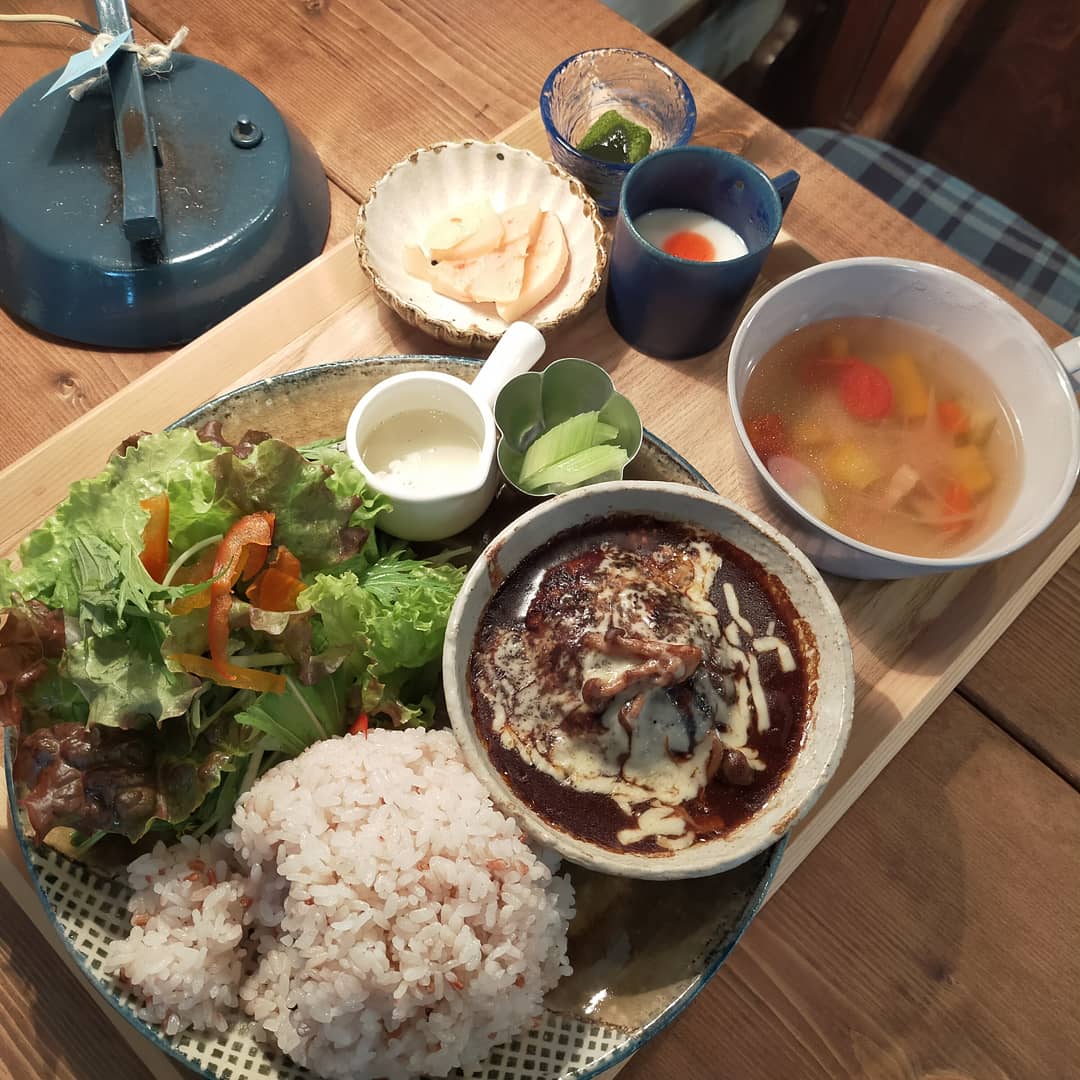 笠間観光協会 Cafe二葉 笠間焼の器たちが大活躍 ワンプレートだけでなくデザート コーヒーまで付いています 店内も落ち着いた雰囲気ですのでゆっくりとくつろぐことができました 茨城 笠間市 かさま巡り カフェ Cafe