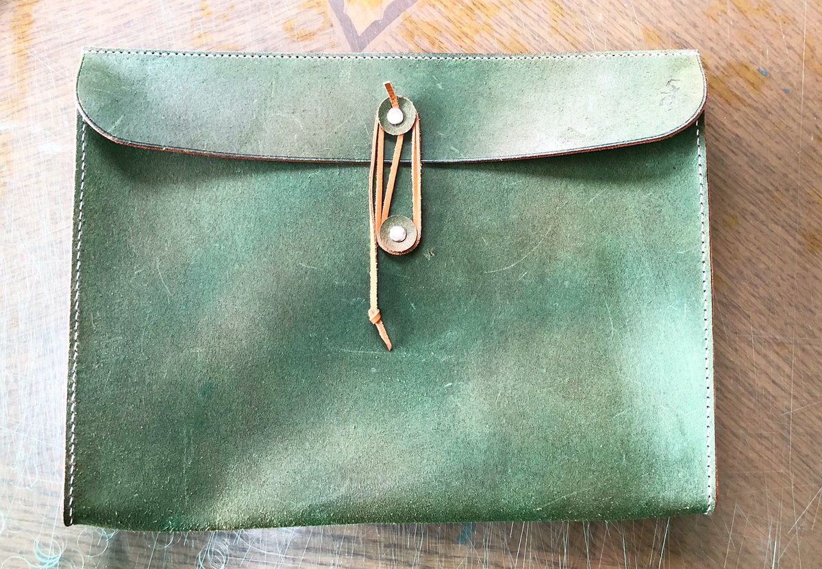 Ochameworks510's tweet photo. ☆Thanks for order.☆
Split leather Clutch Bag

#Ochameworks510 #CinqueCentoDieci #leather #netshop #fashion #brand #original #order #bespoke #革 #革小物 #ハンドメイド #手縫い #財布  #emeraldgreen #green #エメラルドグリーン #グリーン #バッグ #クラッチバッグ #clutchbag #Bag https://t.co/WtckkUC26p