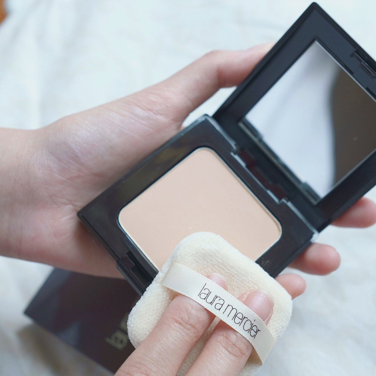 mitpiboon's tweet image. ตอนนี้ได้ลูกรักใหม่เเล้วจ้า เป็นแป้งเนื้อเเมตต์ของ Laura Mercier Foundation Powder ปกปิดปานกลาง คุมมัน ไม่เค้กกี้ใช้เเล้วยังดูเป็นผิว เบาสบายมาก ทนระดับนึงเลย ไอซ์ผิวมันเเค่ที่โซนน้า ใช้ 02 นะคะ💘#foundationpowder #lauramercierthailand #ไว้รีวิวห้ามขายของโว้ยย #HowtoPerfect
