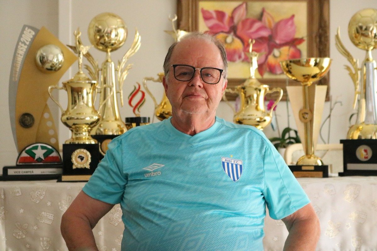 AvaiKindermann's tweet photo. Com muita tristeza informamos o falecimento de Salezio Kindermann, aos 77 anos, ocorrido na noite deste sábado (15).

Foram 37 dias internado na UTI tentando se recuperar da Covid-19 e das sequelas.

Estamos completamente arrasados 😭

📷: Andrielli Zambonin/Avaí Kindermann https://t.co/hDZGNZsb4I