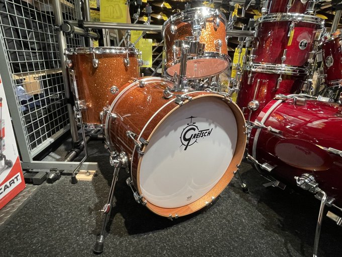 kmkJPC's tweet photo. 【Gretsch Stock list】
Catalina Club Series 3点kit
BD18"×14"、FT14"×14"、TT12"×8”の3点キット。
カラーはブロンズスパークル
かっこよく、綺麗なギラギラカラーが目を引きます!!
今ならクーポン利用で送料無料!!
クーポンコード:JPCFREE
https://t.co/RkcaLlfI45
#jpc2fdc #グレッチ https://t.co/y3f7c4nhSS