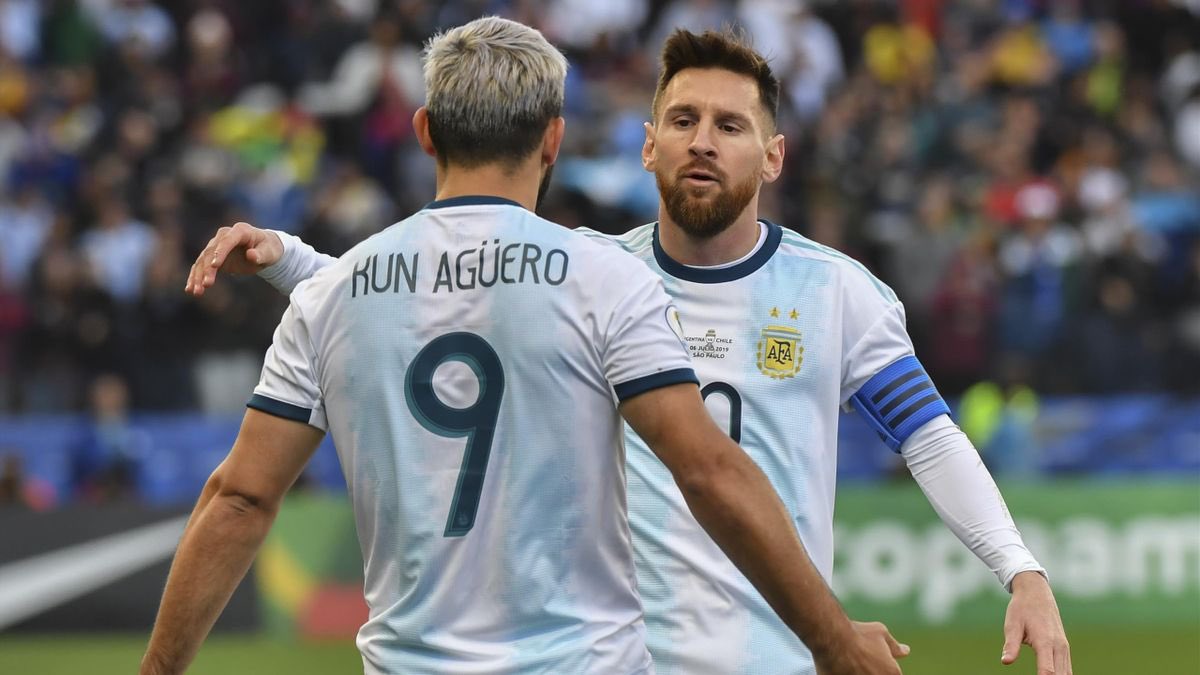 SystemFoot's tweet photo. [#Decla 🎙]
Leo #Messi: «#Aguero est une personne très simple et facile à vivre, un grand garçon et en tant qu'attaquant, l'un des meilleurs. Tout comme Luis [#Suarez]. » https://t.co/wl3bE46gAC