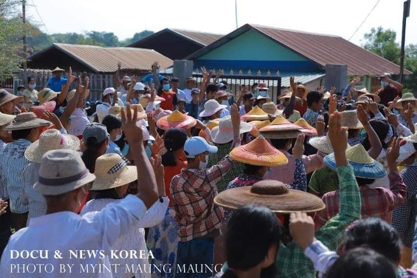 IrrawaddyNews's tweet photo. Villagers in Salingyi march against dictatorship 

Phaung Kar villagers in #Salingyi Township, #Sagaing Region, marched in protest against the military dictatorship on Sunday. (Photo: CJ) https://t.co/gNmcoMpKh3