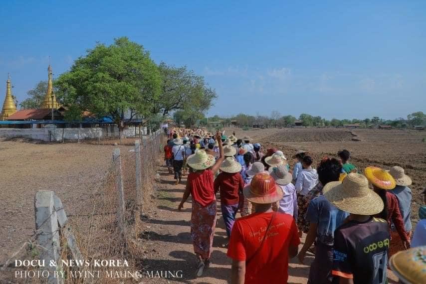 IrrawaddyNews's tweet photo. Villagers in Salingyi march against dictatorship 

Phaung Kar villagers in #Salingyi Township, #Sagaing Region, marched in protest against the military dictatorship on Sunday. (Photo: CJ) https://t.co/gNmcoMpKh3