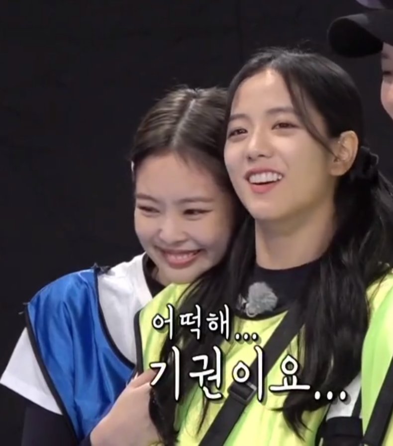 bestgirljisoo's tweet photo. when i said jennie wouldn't let go of jisoo, i meant it https://t.co/jCbecd4TkF