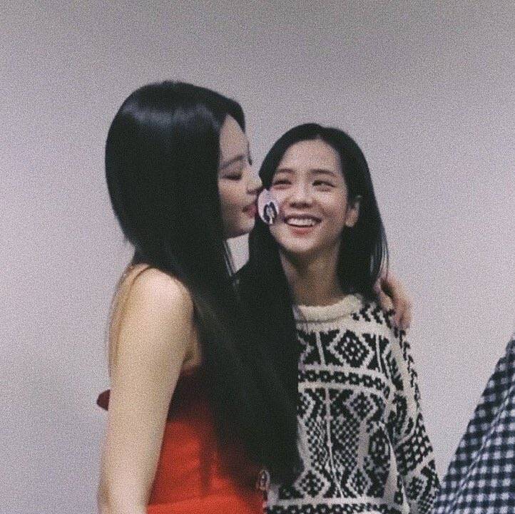 bestgirljisoo's tweet photo. when i said jennie wouldn't let go of jisoo, i meant it https://t.co/jCbecd4TkF