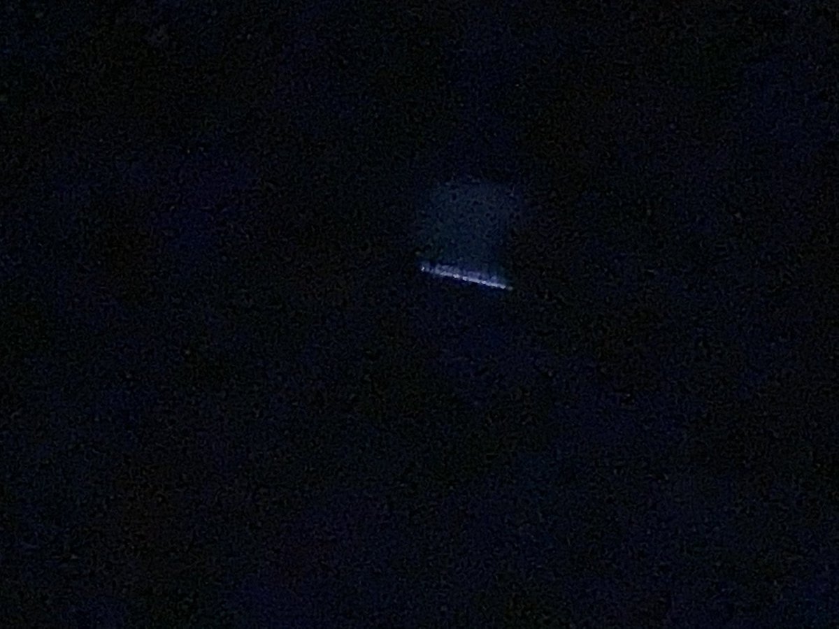 CleatorRobin's tweet photo. Not a conspiracy chap, but just saw this travelling silently and slowly eastbound across Kamloops. Any ideas? #ufo #nogummies #kamloops #wtf https://t.co/y7ypMRl7Yi
