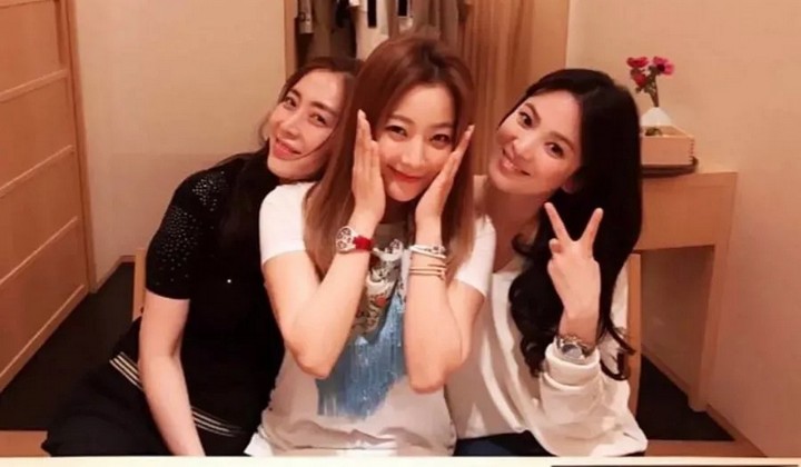 kanal247dotcom's tweet photo. Pertemanan Aktris Papan Atas, Song Hye Kyo Dapat Kejutan dari Kim Hee Sun-Song Yoon Ah #SongHyeKyo https://t.co/mIEOMtPgsr https://t.co/BcTZFMJYtL