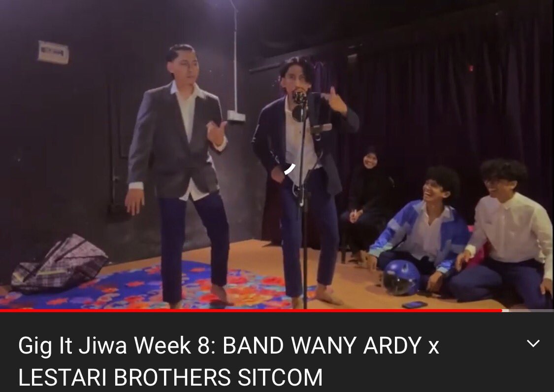 Sabar betul tengok 2 ekor ni