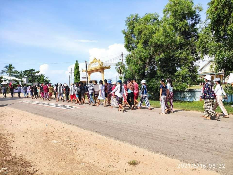 SevenJJK197's tweet photo. Courageous and peaceful rotest against massacre army, who killed innocent civilians of own country, by residents from KanatThiri village, ThayetChaung. 
#WhatsHappeningInMyanmar
#HumansAreNotShields #May16Coup https://t.co/aVNobR8Tj5