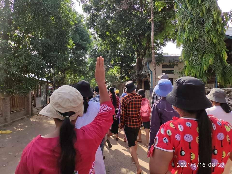 SevenJJK197's tweet photo. Courageous and peaceful rotest against massacre army, who killed innocent civilians of own country, by residents from KanatThiri village, ThayetChaung. 
#WhatsHappeningInMyanmar
#HumansAreNotShields #May16Coup https://t.co/aVNobR8Tj5