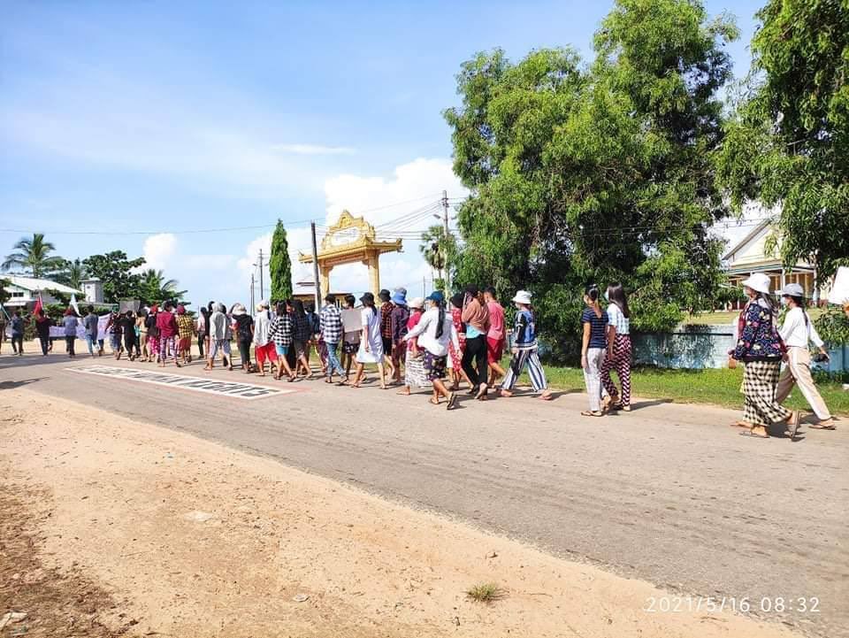 #May16Coup protest against massacre army, who killed innocent civilians of own country, by residents from KanatThiri village,ThayetChaung.
#WhatsHappeningInMyanmar
#HumansAreNotShields
