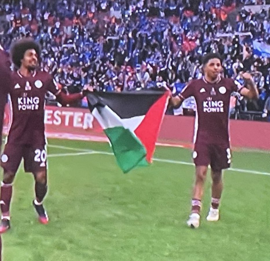 ElfarabiNewGen's tweet photo. Leicester City players raise the flag of occupied Palestine in the stadium, during the FA Cup coronation. #SavePalestine #IsraelTerrorism https://t.co/hmf8H8j5wq