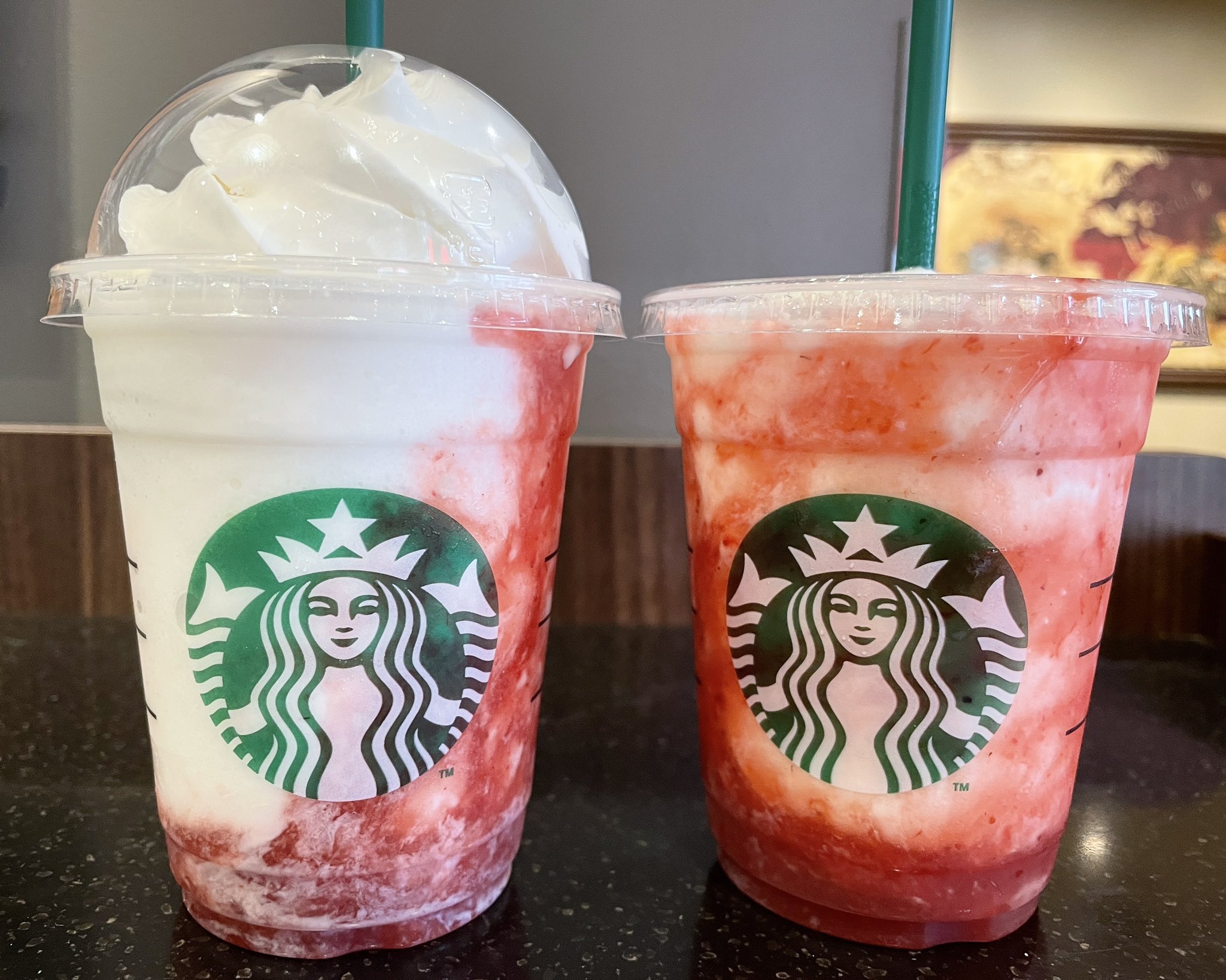 Twitter 上的 こいちゃ けだま 食後にスタバでストロベリーフラペチーノ 甘いの苦手なので私はホイップクリーム抜きに W 初めてスタバでイチゴ系飲んだけど めちゃくちゃ美味しかった スタバ Starbucks スターバックス フラペチーノ