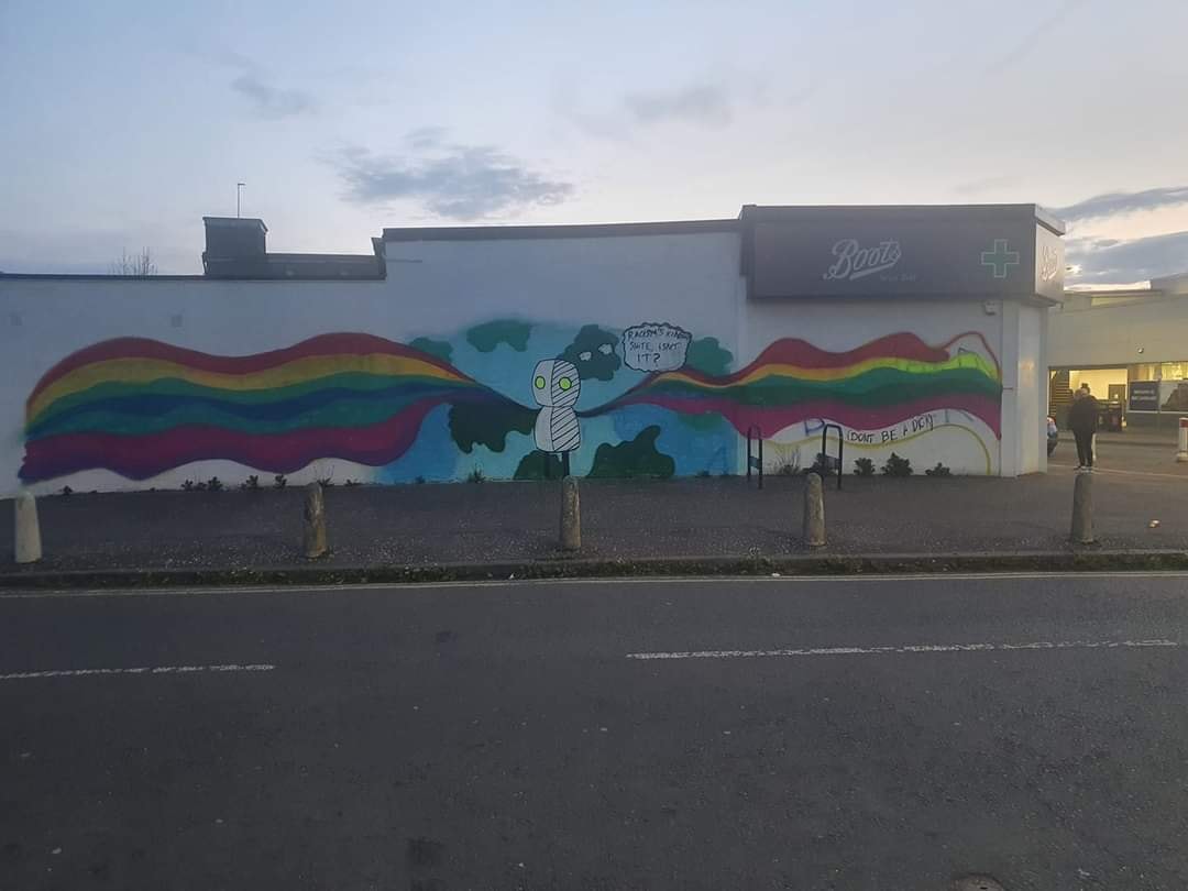 BrianMc81's tweet photo. Racist bigots splash disgusting graffiti on the wall of a chemist just off paisley road west...A hero quickly fixes it 💚 #Palestine #Glasgow https://t.co/wJr7uLZcjy