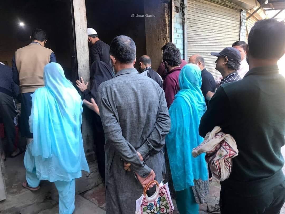 TariqBhatANN's tweet image. In pic- #Social #distancing goes for a #toss at #bakers shop in #Downtown #Srinagar as people line up for #morning bread.
#Covid19India  @srinagaradmin