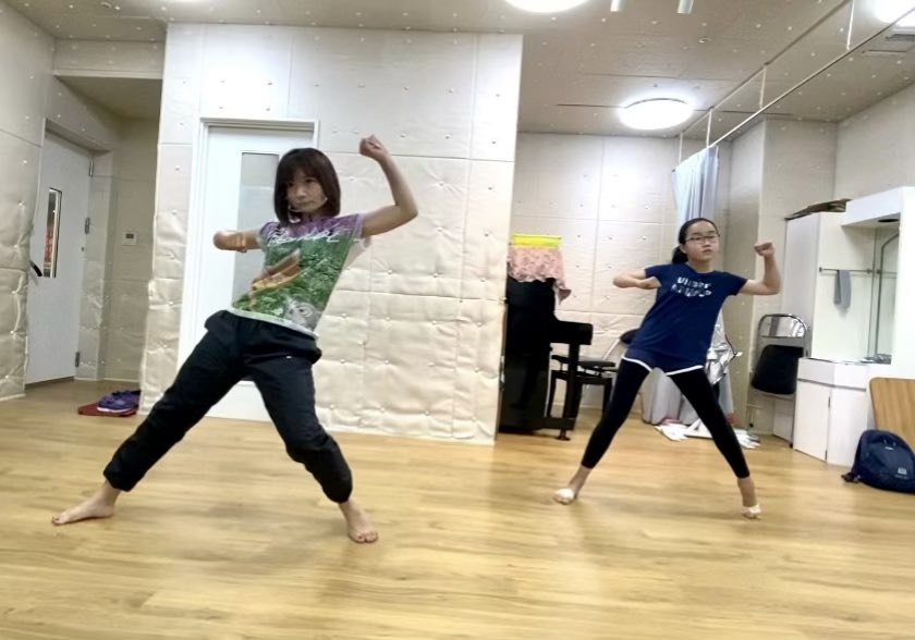 M ミュージック 小学生個人ダンス 講師 山本明子 鬼滅の刃の紅蓮華の曲で 少しコミカルなダンスを踊っています スポーツ感覚で通ってくれている生徒さんですが 難しいダンスの方が楽しい ということで毎回ハードな振り付けに一生懸命ついてきてくれ