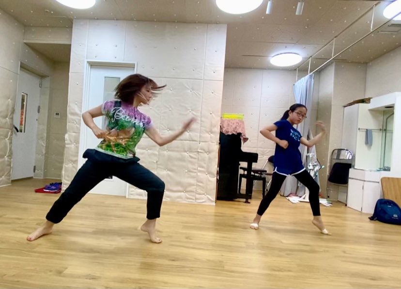 M ミュージック 小学生個人ダンス 講師 山本明子 鬼滅の刃の紅蓮華の曲で 少しコミカルなダンスを踊っています スポーツ感覚で通ってくれている生徒さんですが 難しいダンスの方が楽しい ということで毎回ハードな振り付けに一生懸命ついてきてくれ