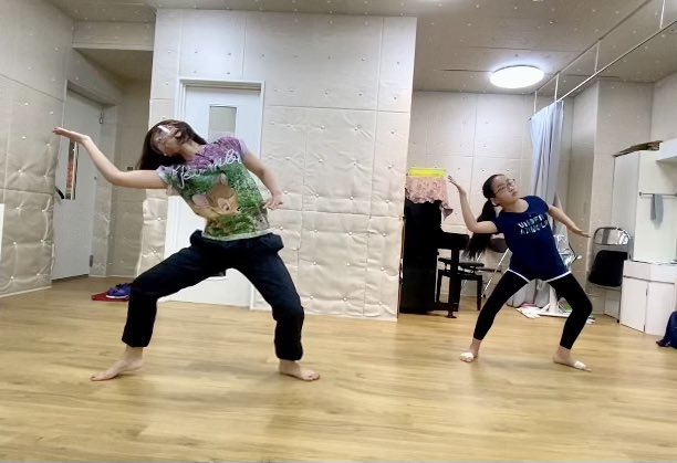 M ミュージック 小学生個人ダンス 講師 山本明子 鬼滅の刃の紅蓮華の曲で 少しコミカルなダンスを踊っています スポーツ感覚で通ってくれている生徒さんですが 難しいダンスの方が楽しい ということで毎回ハードな振り付けに一生懸命ついてきてくれ