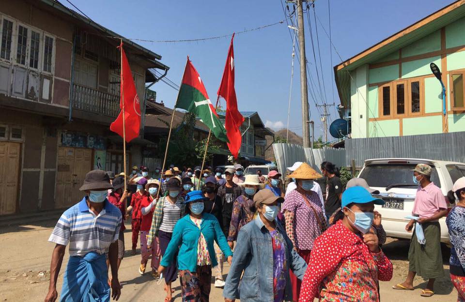 Myanmar_Now_Eng's tweet photo. Anti-coup protesters in the jade mining town of Hpakant in Kachin State staged a rally on Sunday to show support for residents of Mindat in southern Chin State, which is now occupied by the Myanmar military. #WhatsHappeningInMyanmar https://t.co/FyThXODZae
