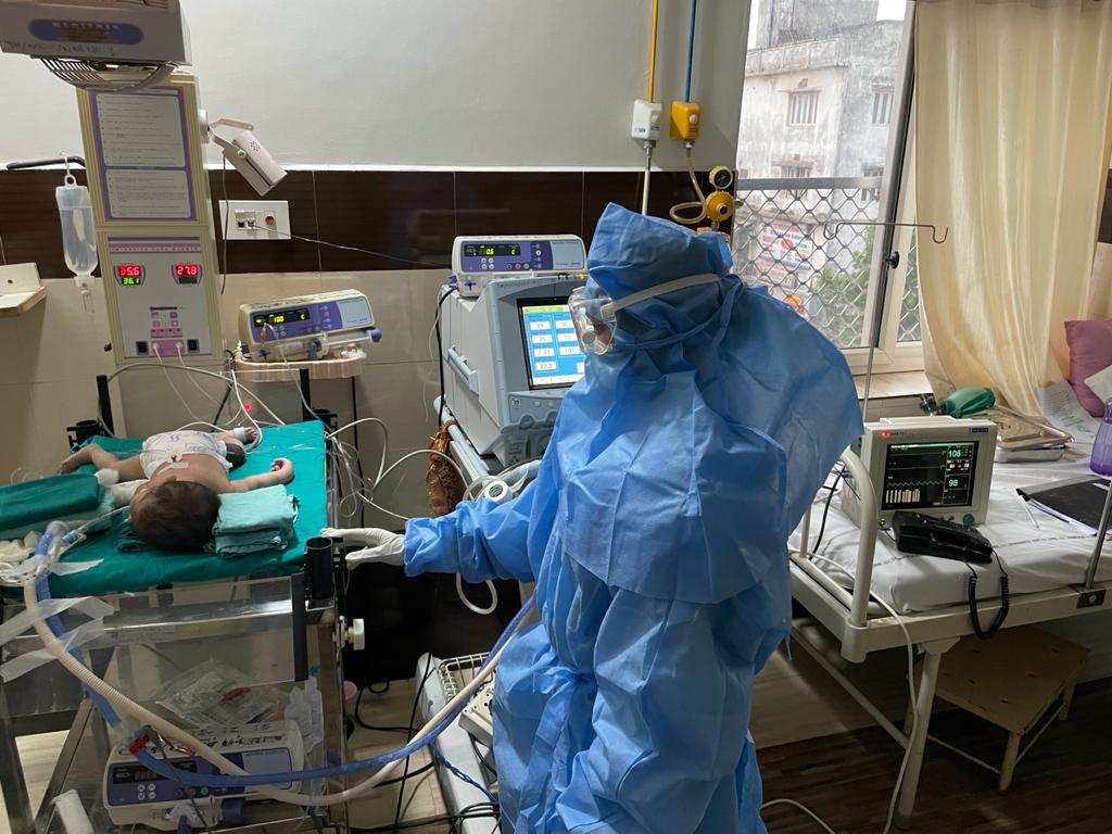 arunbothra's tweet photo. My friend Dr. Arjit Mahapatra &amp; his team have snatched a life from jaws of death. #Odisha is home to many brilliant doctors around the world.

25 days old Gudia was admitted in extremely critical state. After 3 weeks treatment with ventilator support she is back home. @arjit_dr https://t.co/lb03scwTNC