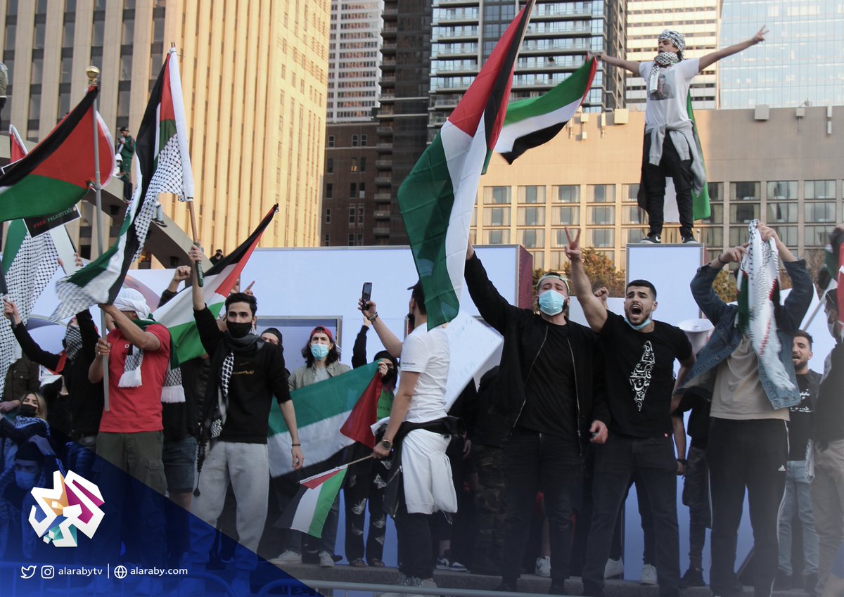 AlarabyTV's tweet photo. تظاهرة حاشدة في #كندا تندد بالاحتلال الإسرائيلي وتدعو إلى وقف الاعتداءات بحق الفلسطينيين في #القدس و #غزة 
#فلسطين #غزه_تقاوم https://t.co/PuWchXmy5P