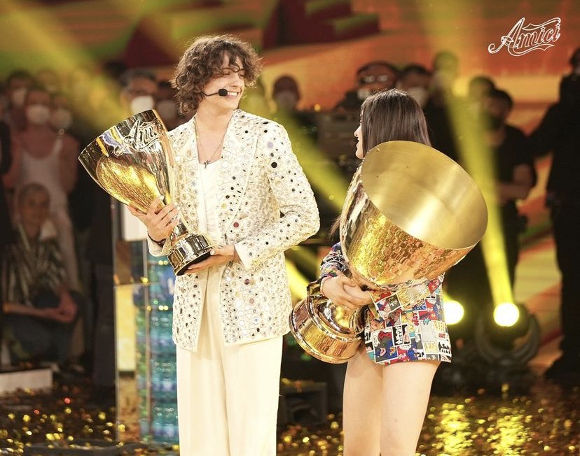 fabianaraii's tweet photo. siete la prima coppia che arriva allo step finale insieme
giulia tu sei la prima donna che vince il programma 
giovanni sei il primo a fare il disco d’oro al pomeridiano, e successivamente il primo a fare platino
siete la coppia da record, golden couple💛 https://t.co/lVGIinp01u