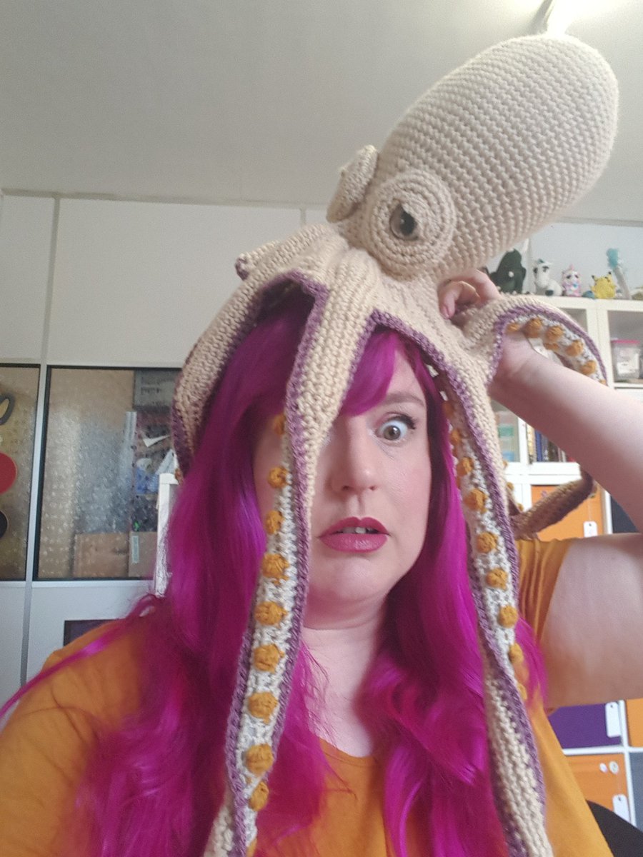 Minifi2015's tweet photo. Here is me and the lovely Claudette after a long day! 
She is huge and You could win her! Go to my website to grab yourself some raffle tickets for a chance!
1 ticket £3,
2 tickets £5,
 4 tickets £10. 
*UK only* 🐙💙🐙
I'm raising money for the @LEArtRoom 
https://t.co/JsPodbuAWq https://t.co/SPDpzPyGhF