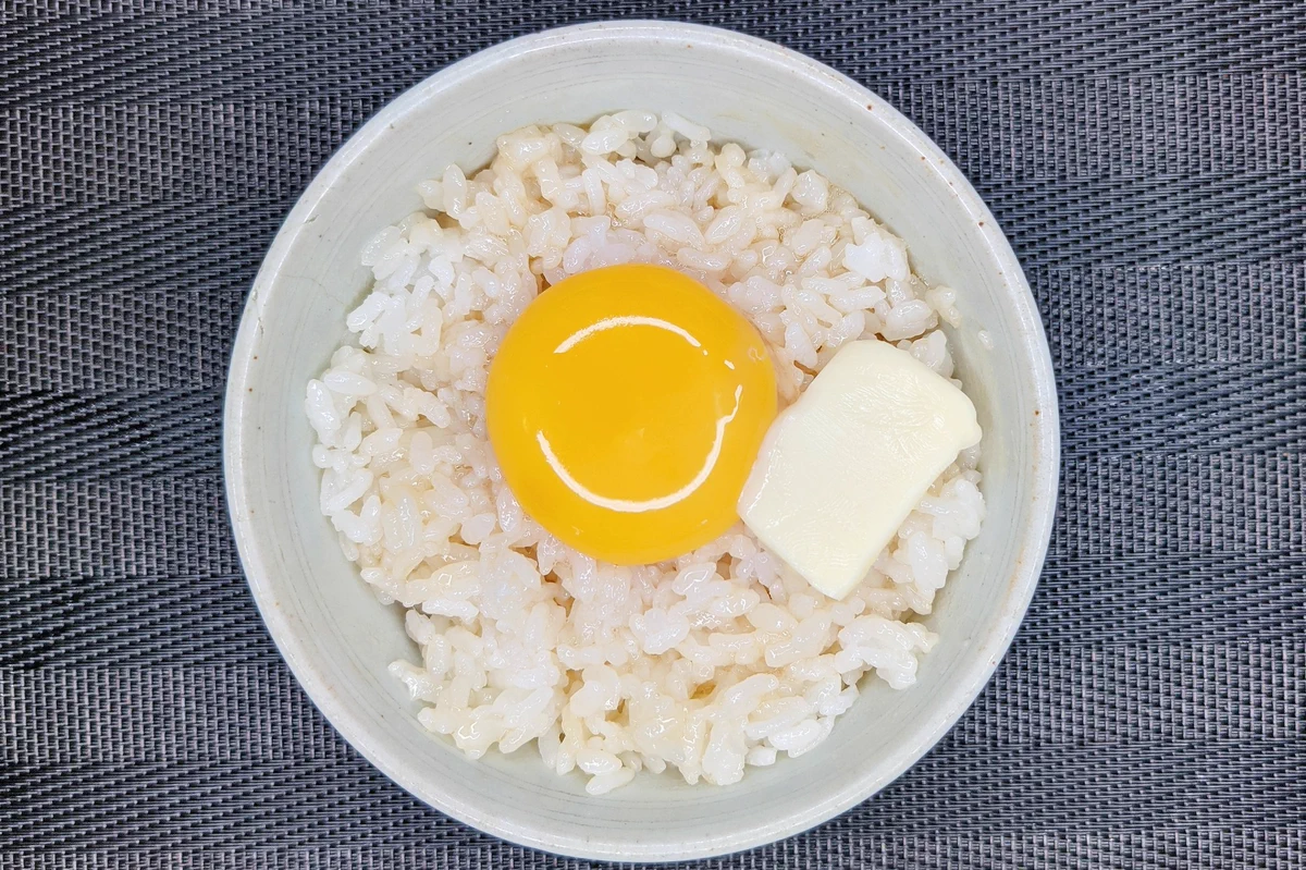 食べ始めると止まらなくなっちゃいそう！バター&ポン酢を使った卵かけごはんレシピ！