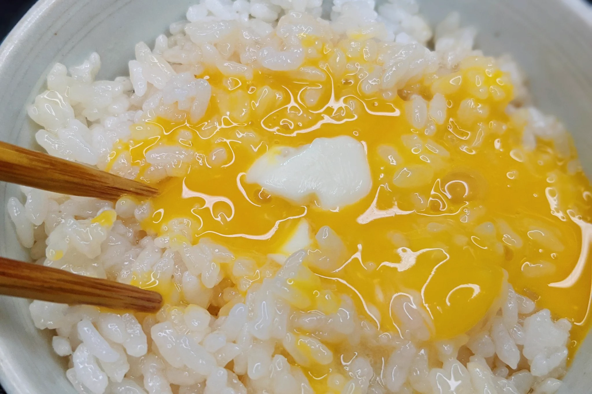 食べ始めると止まらなくなっちゃいそう！バター&ポン酢を使った卵かけごはんレシピ！