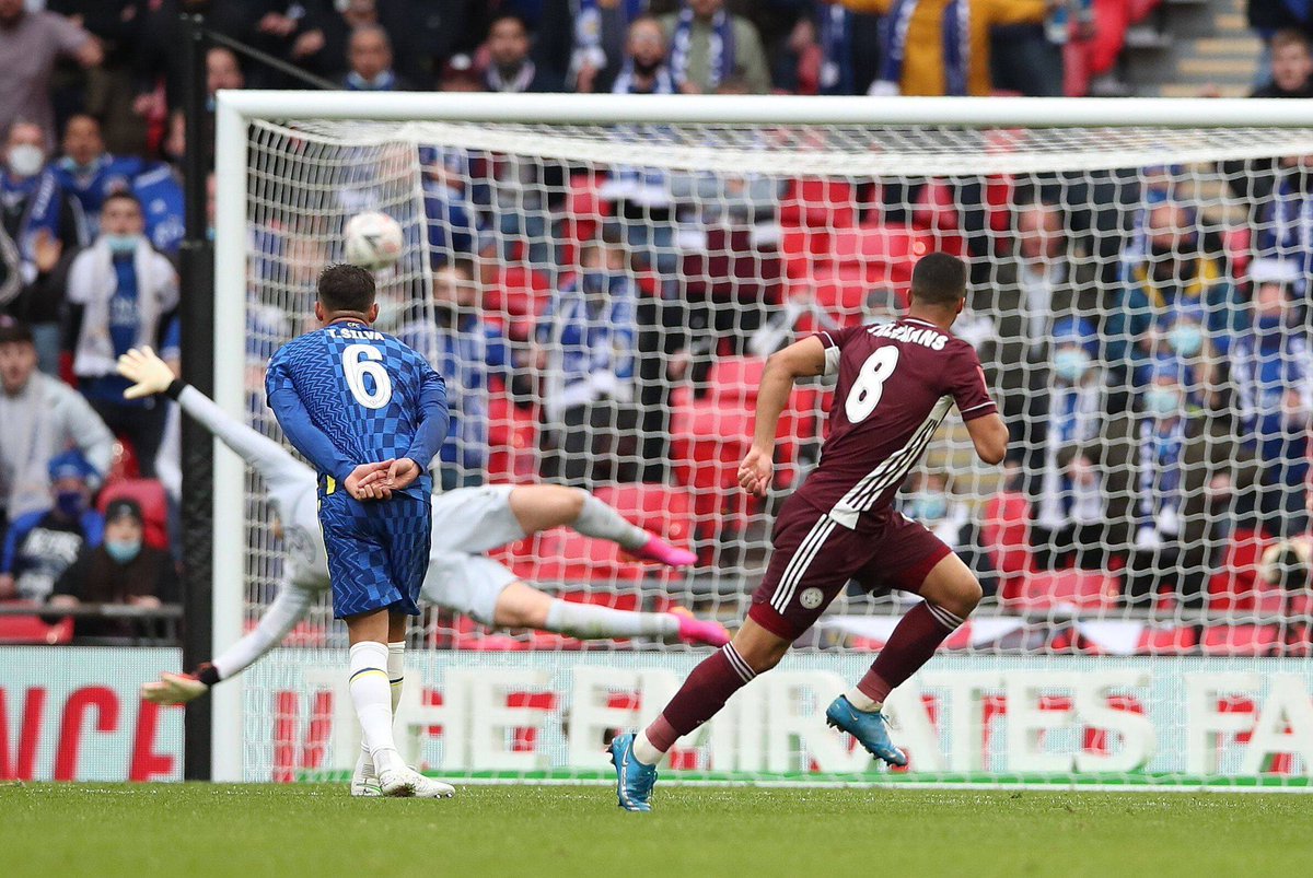 Thiago Silva geniet in het museum genaamd Wembley van het werk van meesterkunstenaar Tielemans