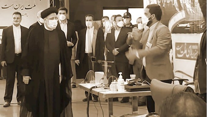 nasimemihan's tweet photo. رئيسي جلاد، ميز محاكمه دادگاه عدالت، براي دادخواهي كشتار جوانان دهه 60 در چشم انداز است
#رئیسی_جلاد۶۷ https://t.co/luxvb2o2dP