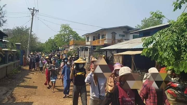 Zad71501902's tweet photo. Protesters marched in Maule Village, #Yezakyo Township, demanding the overthrow of the military dictatorship and don't want military slavery education system.

#May16Coup 
#HumansAreNotShields 
#WhatsHappeningInMyanmar https://t.co/jhj3CHhFLn
